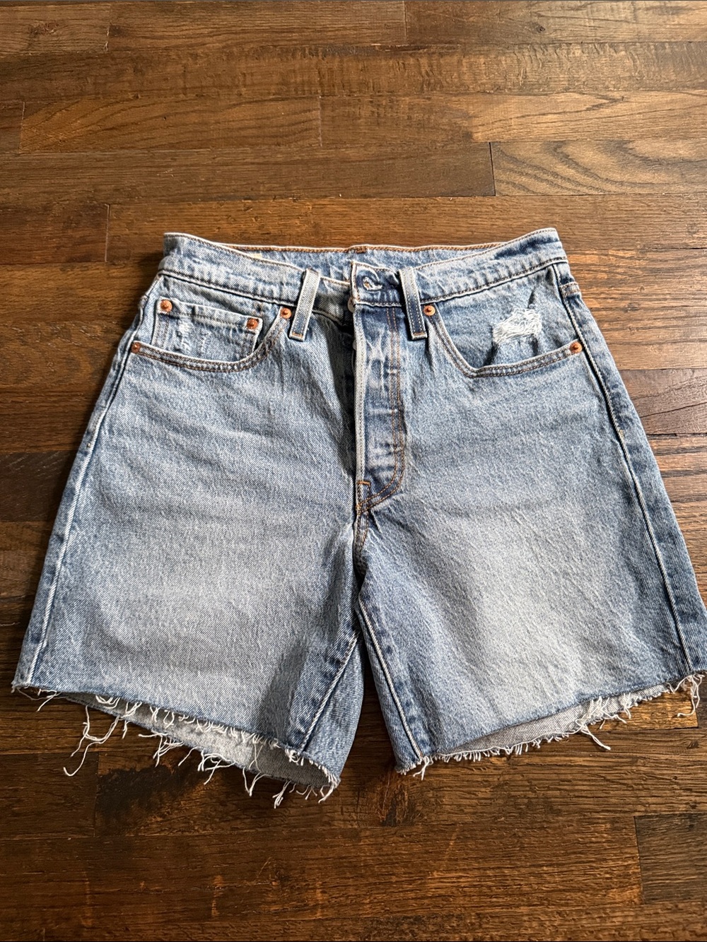Levi’s 501 mid thigh shorts
